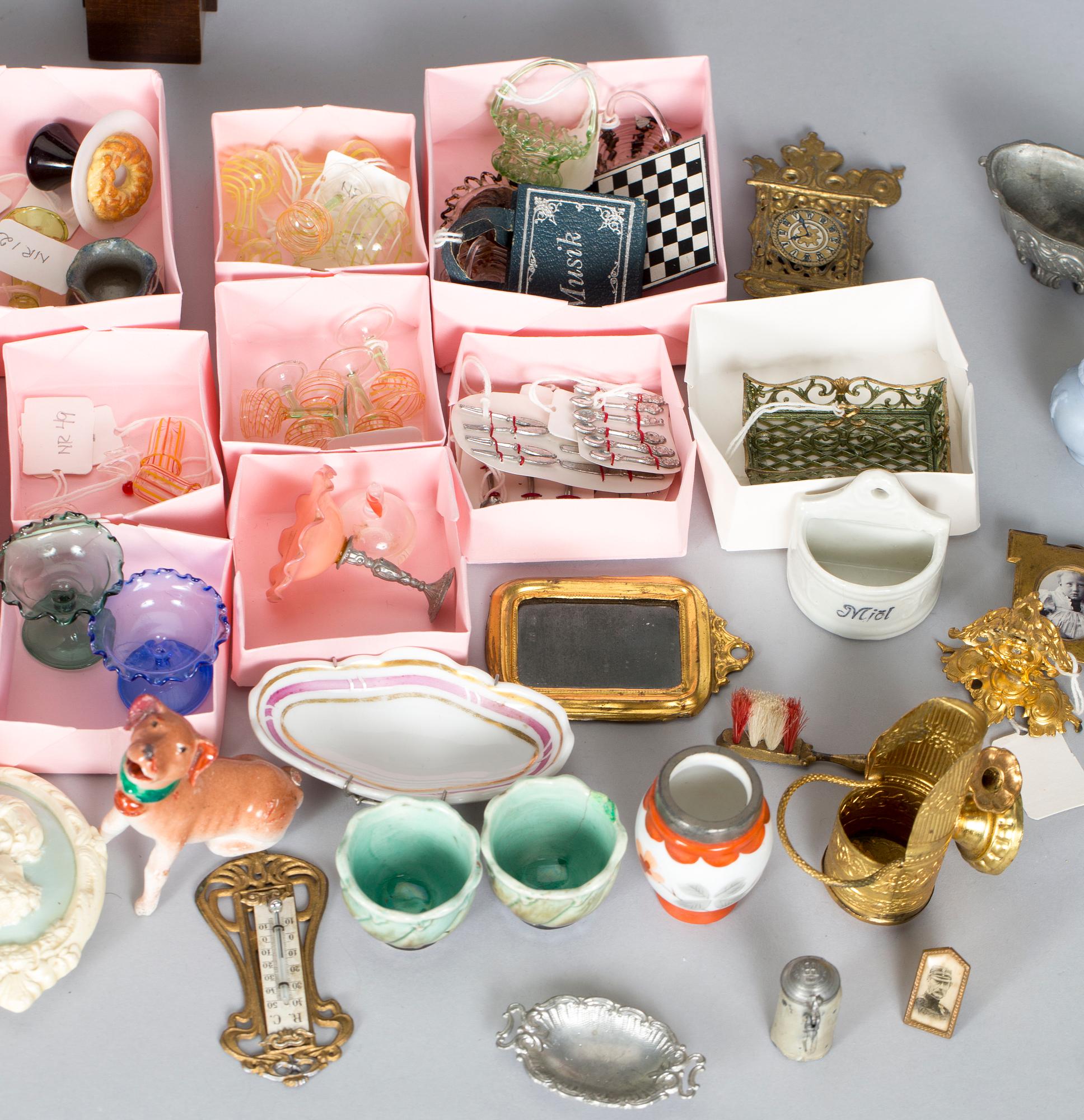 PARTI DOCKSKÅPSFÖREMÅL, troligen mestadels Tyskland, 1800/1900-tal.