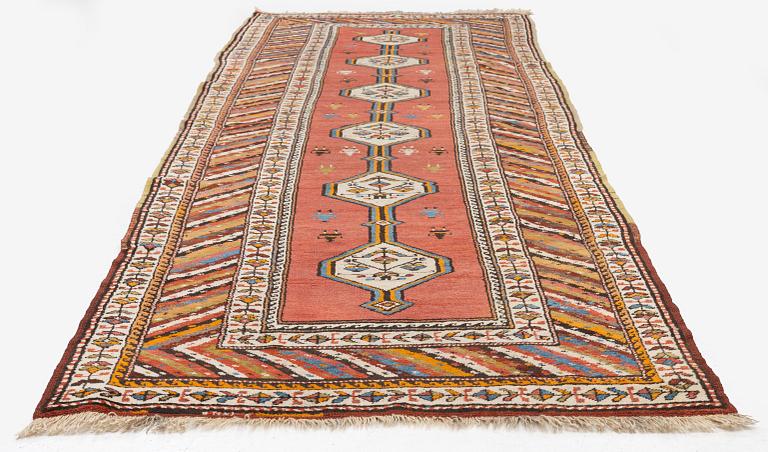 Gallerimatta antik Meshkin , nordvästra Persien, ca 343 x 117 cm.