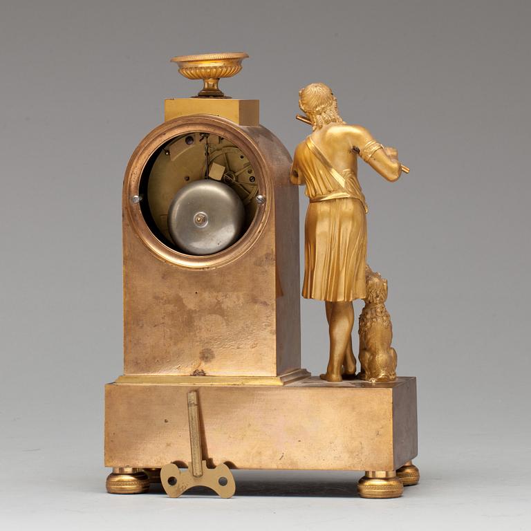 BORDSPENDYL, empire. 1800-talets första hälft. Coeur Père á Paris.