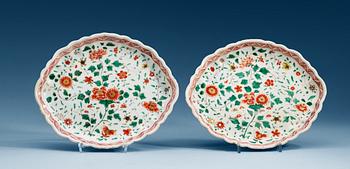1544. A pair of famille verte leaf shaped dishes, Qing dynasty, Kangxi (1662-1722).