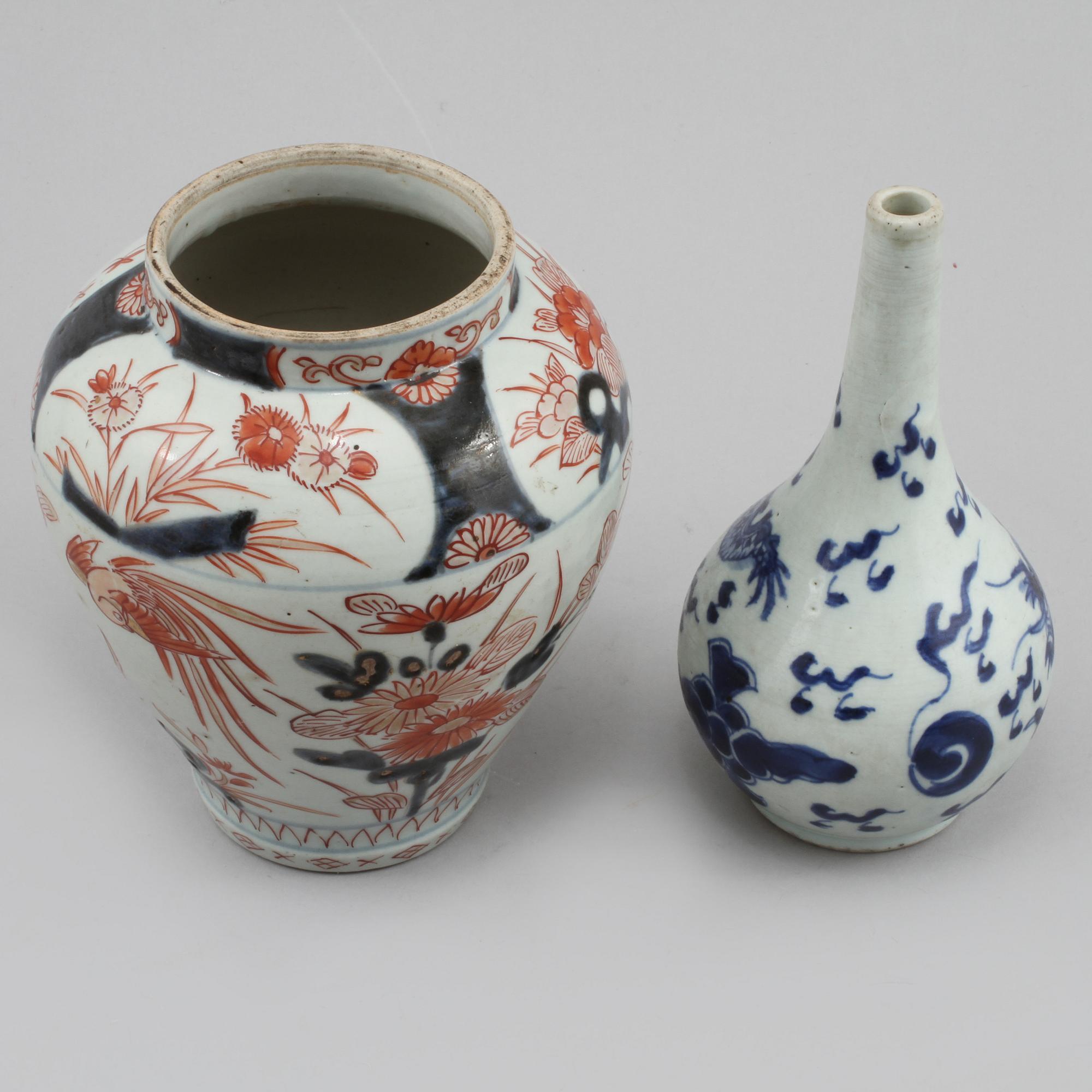 VATTENDROPPARE samt URNA, porslin, Kina, 1800-tal.