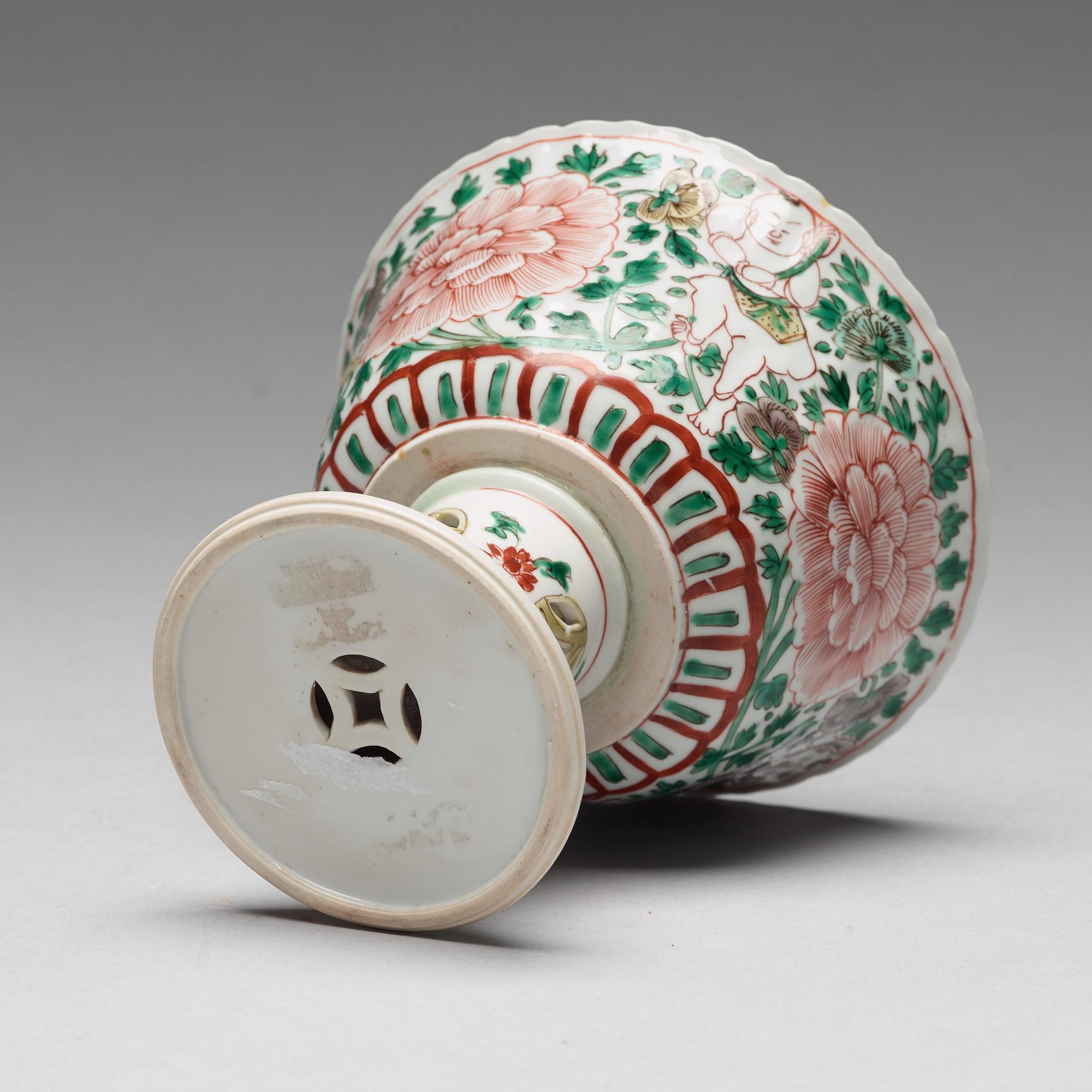 A famille verte stemcup, Qing dynasty, Kangxi (1662-1722).