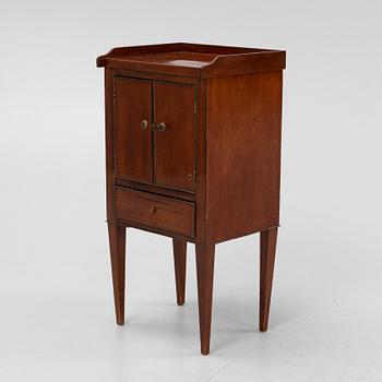 A mahogany bedside table, England, around the year 1800.