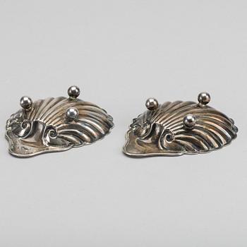 ALEXANDER CLARK & CO,  smörsnäckor ett par samt knivar ett par, silver tidigt 1900-tal i etui.
