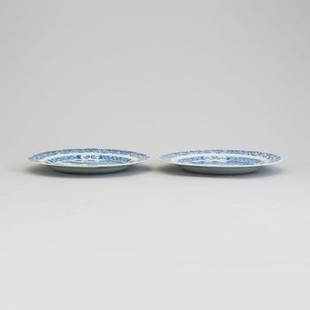 A pair of blue and white export porcelain plates, Qing dynasty, Qianlong (1736-95).