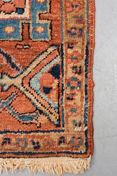 Matto, antique Heriz, ca 334 x 271-276 cm ( ca 1-4 cm flat weave at the ends).