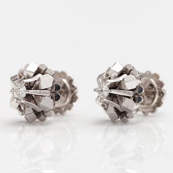 A pair of 14K white gold earrings with diamonds ca. 0.12 ct in total.