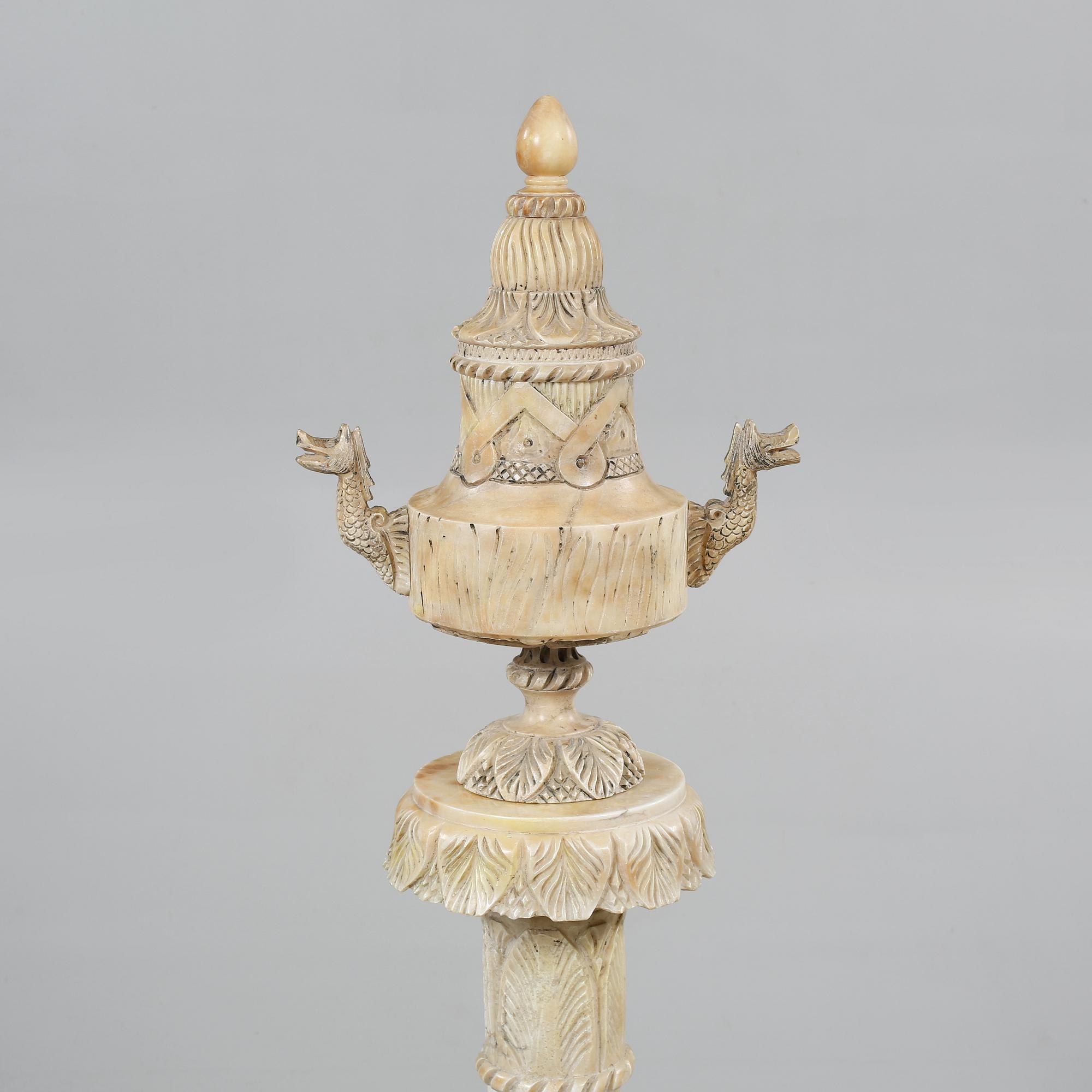 PIEDESTAL MED URNA, 4 delar, alabaster, 1900-tal.