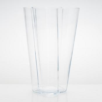 Alvar Aalto, maljakko, malli 3032, signeerattu Alvar Aalto Iittala 2007.