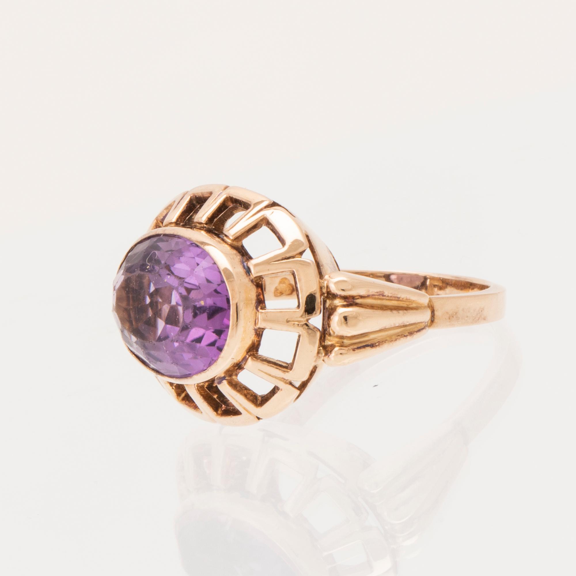 Ring 18K guld med oval fasettslipad ametist, G. Dahlgren & Co Malmö 1956.