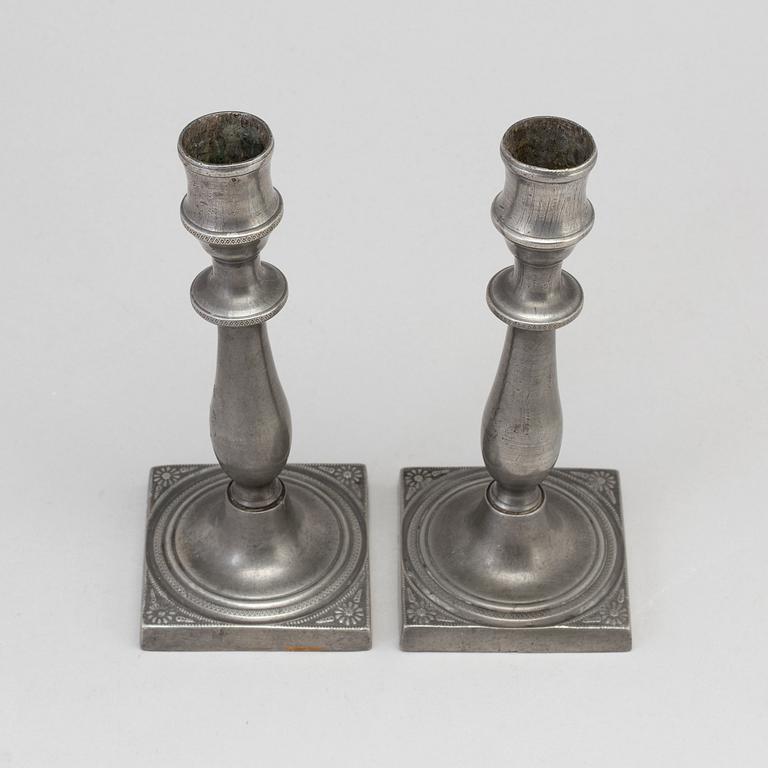 A PAIR OF EMPIRE PEWTER CANDLESTICKS, first half of the 19th century.