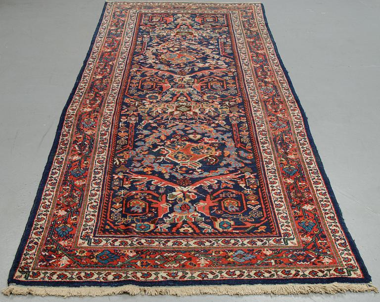 A carpet, Antique/semi-antique Mahal, ca  340 x 130-138 cm.