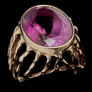RING, 14k vitguld med fasettslipad ametist, 1900-talets andra hälft. Vikt 18 g.