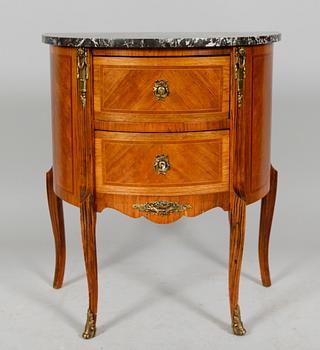 BYRÅ, gustaviansk stil, 1900-tal.