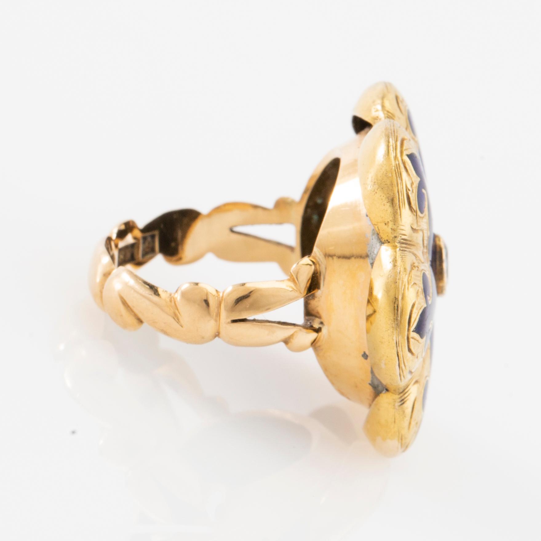 Ring 18K guld och emalj med en gammalslipad cushionformad fasetterad sten.