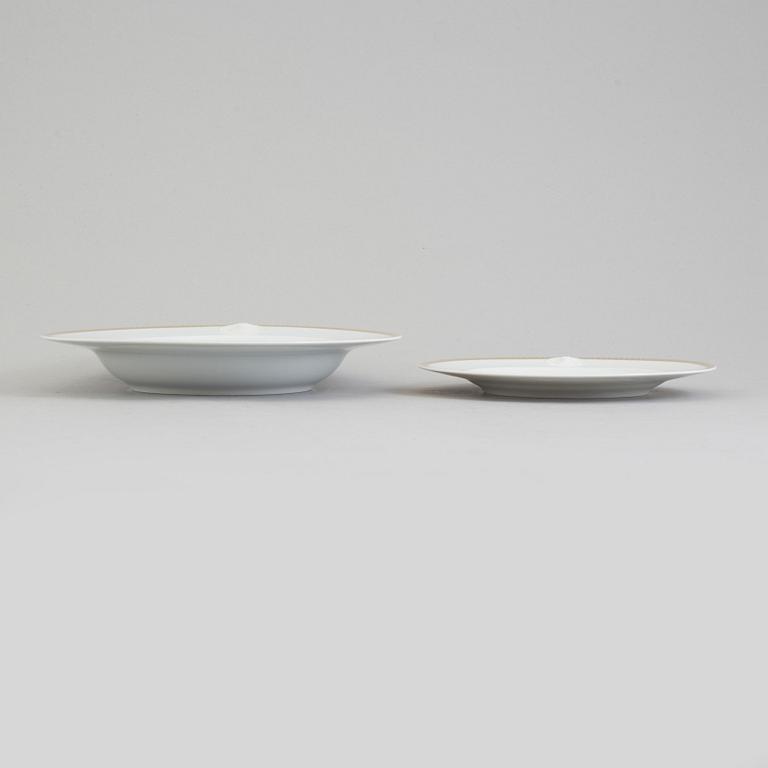 a set of 2+4 porcelain plates, 'Médaillon Méandre d'Or', Ikarus, by Versace for Rosenthal.