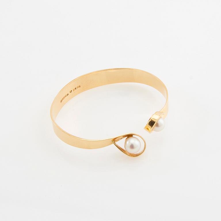Bracelet 18K gold with cultured pearls.