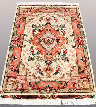 A RUG, Tabriz part silk , s.k 50 Radj, ca 120 x 77 cm.