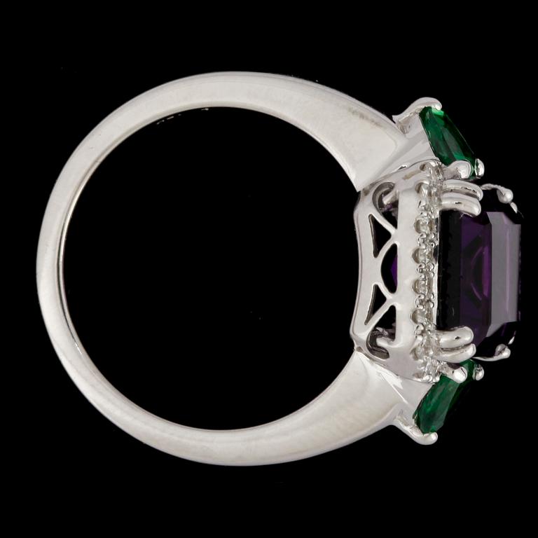 RING, trappslipad ametist, 4.85 ct, tsavoriter, ca 1 ct och briljantslipade diamanter, tot. 0.27 ct.