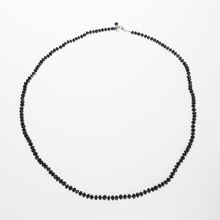 COLLIER, svarta spineller, silverlås.