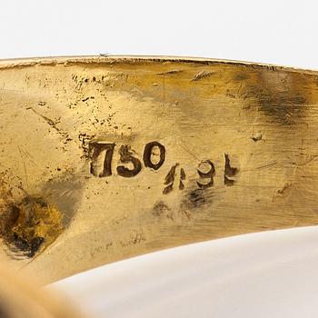 Ring, 18K guld, safirer, smaragder och diamanter ca 0.21 ct tot.