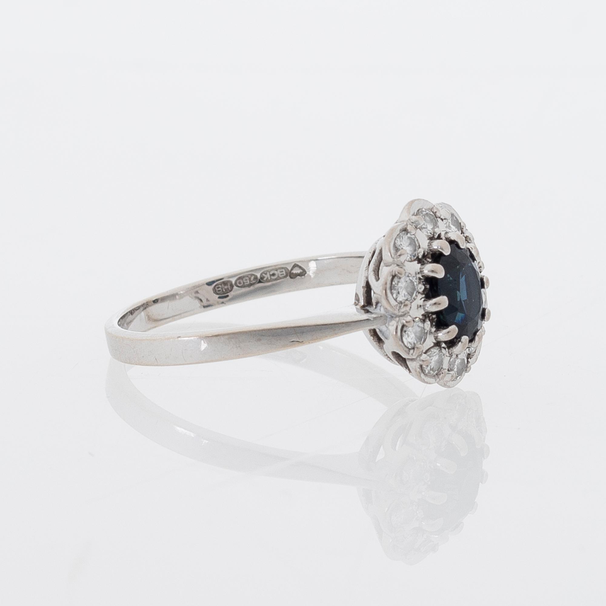 A RING, facetted sapphires, brilliant cut diamonds, 18K white gold. Bismarck-Koru, Helsinki 1985.