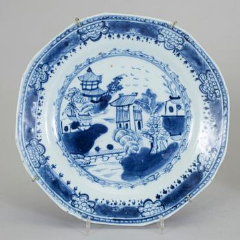 TALLRIKAR, 3 st, porslin. Kina Qianlong (1737-1795).