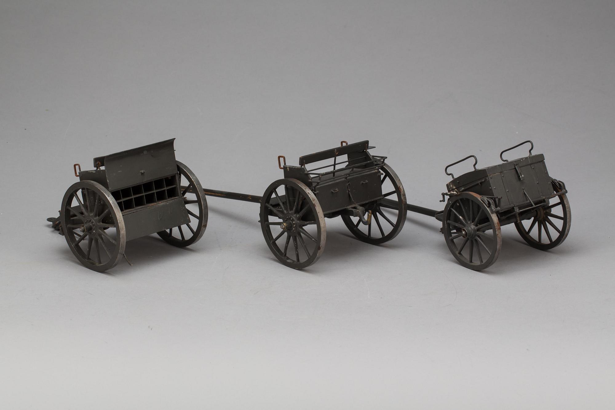 MILITÄRAVAGNAR, 3 ST, 1900-TALETS BÖRJAN.