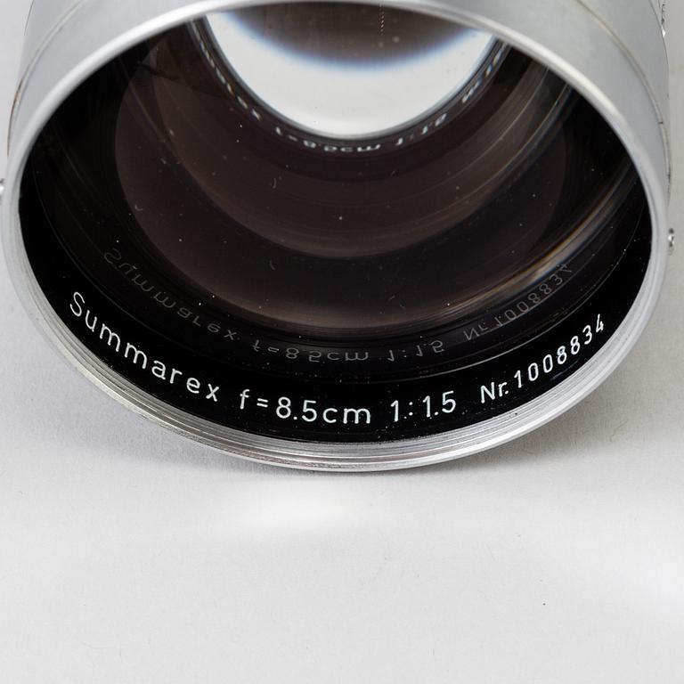 A chrome Leica Summarex f=8,5 cm 1:1,5 lens no 1008834 designed by av Max Berek, Ernst Leitz, Wetzlar . 1943-1960.