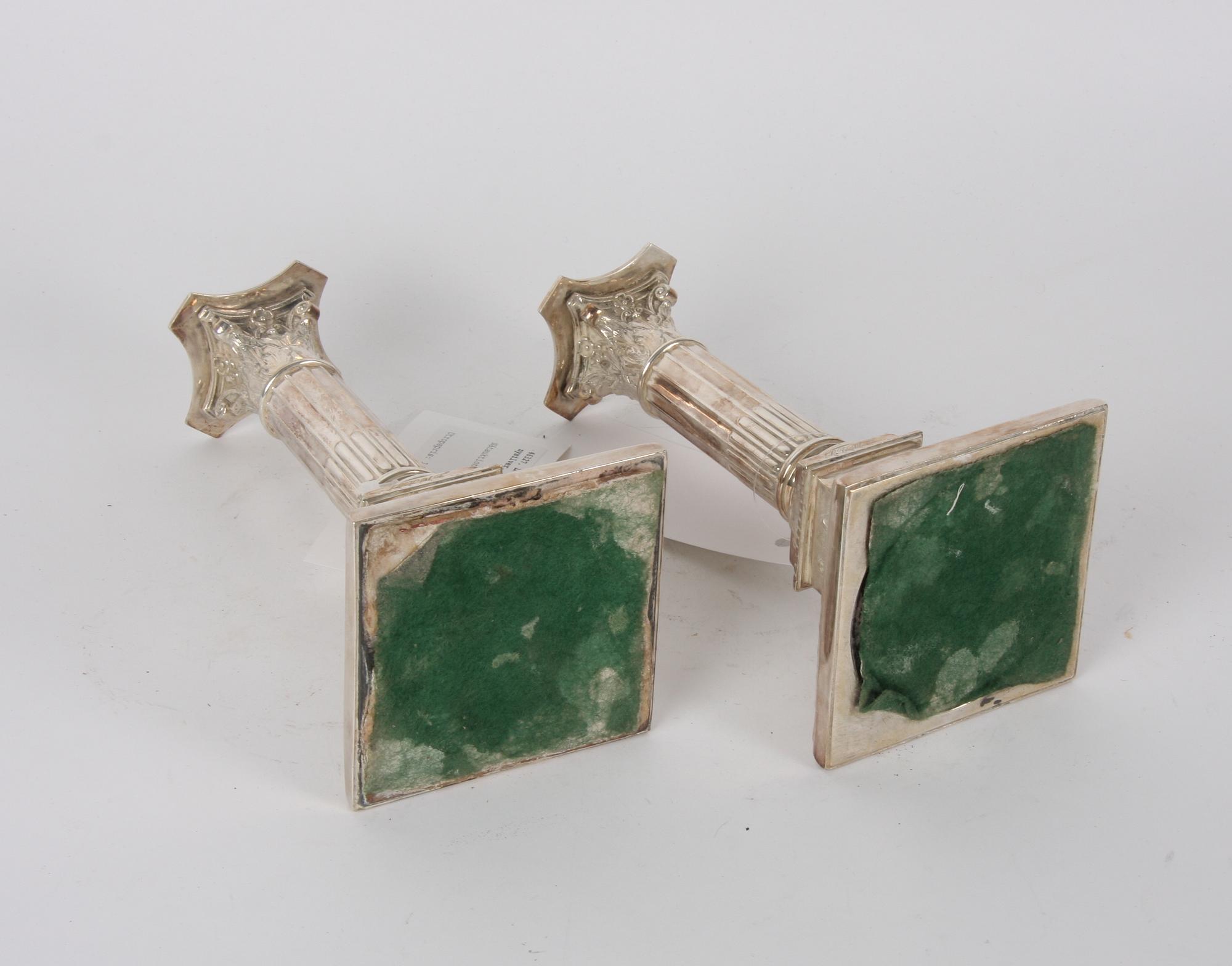 LJUSSTAKAR, ett par, nysilver, trol England.