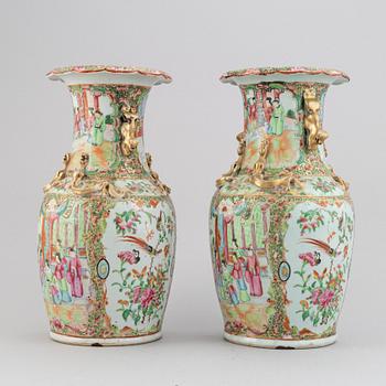 A pair of famille rose Canton vases, Qing dynasty, late 19th century.