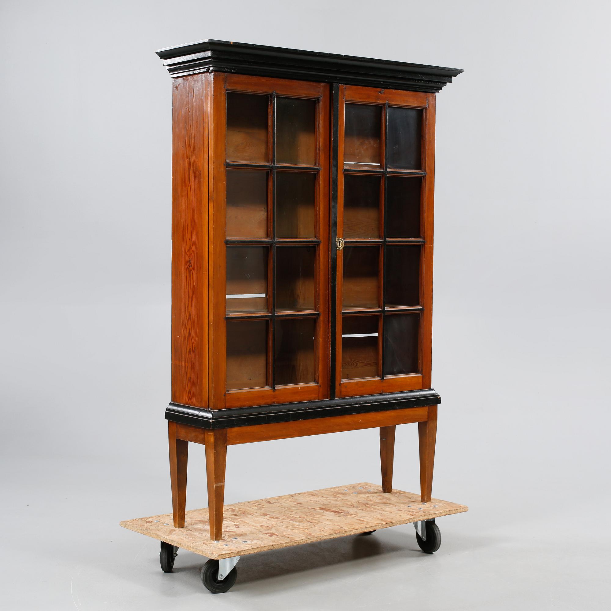 VITRINSKÅP, 1800-talets andra hälft.