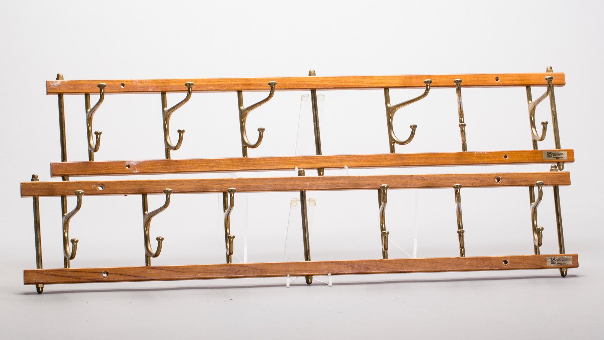 KLÄDHÄNGARE, 2 st, "Dekorativ", Skoglunds Metallgjuteri, 1900-talets andra hälft.