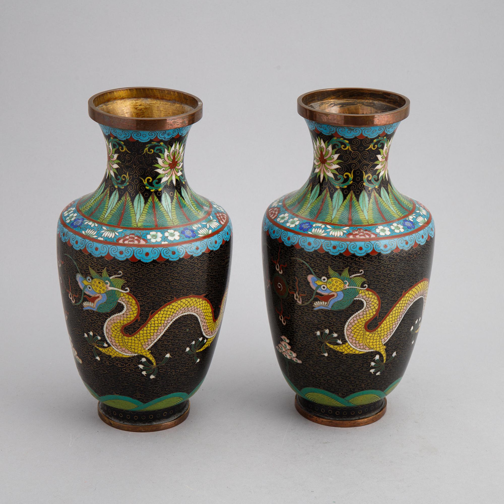 Vaser, ett par, cloissoné, Japan, 1900-tal.