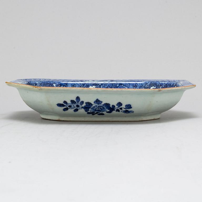 A large blue and white serving dish, Qing dynasty, Qianlong (1736-95).