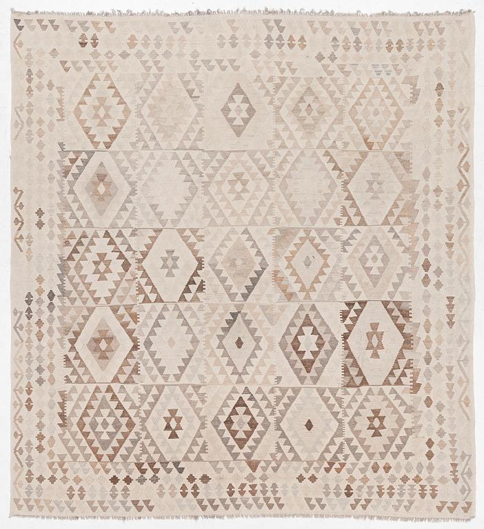 Matta, Kelim, ca 290 x 272 cm.