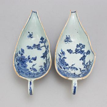 A pair of blue and white export porcelain sauce boats, Qing dynasty, Qianlong (1736-95).