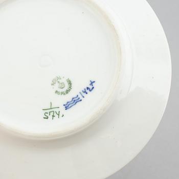 Royal Copenhagen, a 'Musselmalet' porcelaine service (131 pieces).