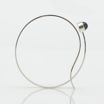 Elis Kauppi, A BRACELET, sterling silver, cabochon cut amethyst, Kupittaan Kulta 1959.
