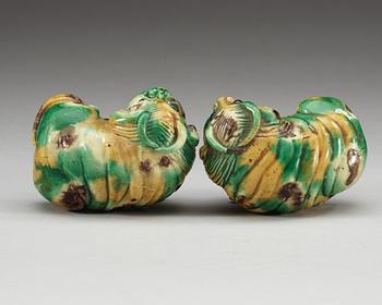 A pair of 'egg and spinach' mythological beasts, Qing dynasty, Kangxi (1662-1722).