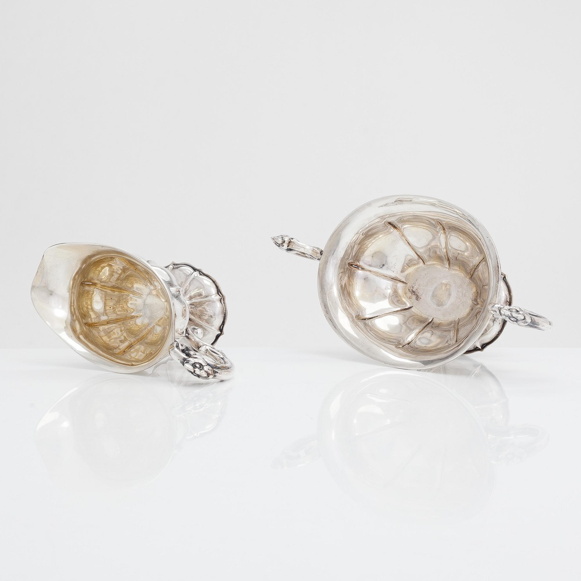 Gräddsnäcka och sockerskål, silver, Finland 1919 och 1921.