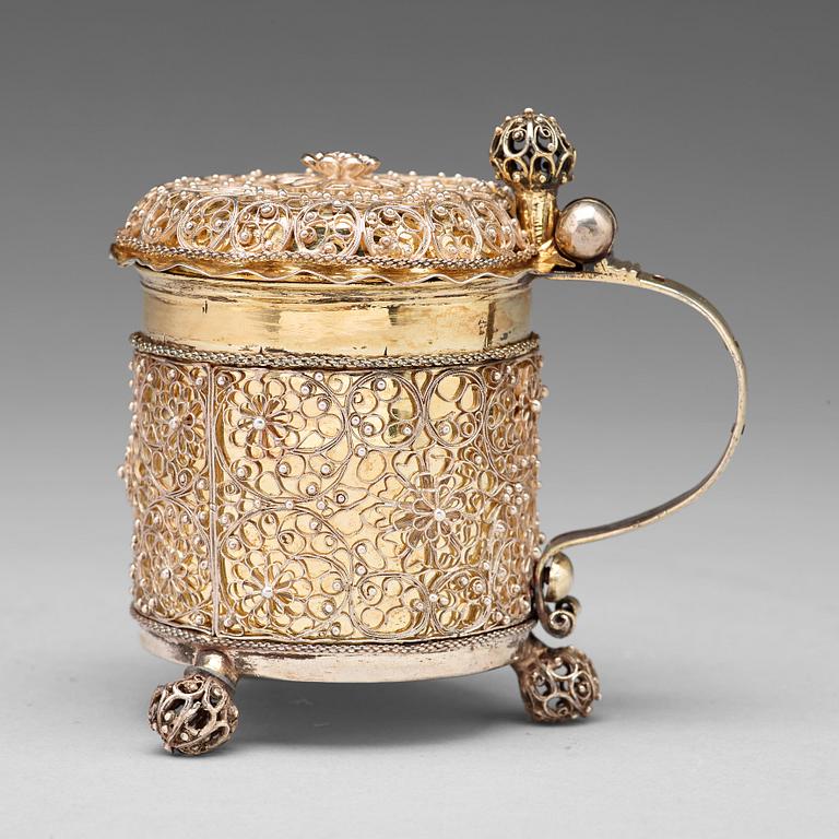 A Swedish late 17th century parcel-gilt filigree miniature tankard, mark Johan Fridrich Straub, Karlstad (1674-1713).