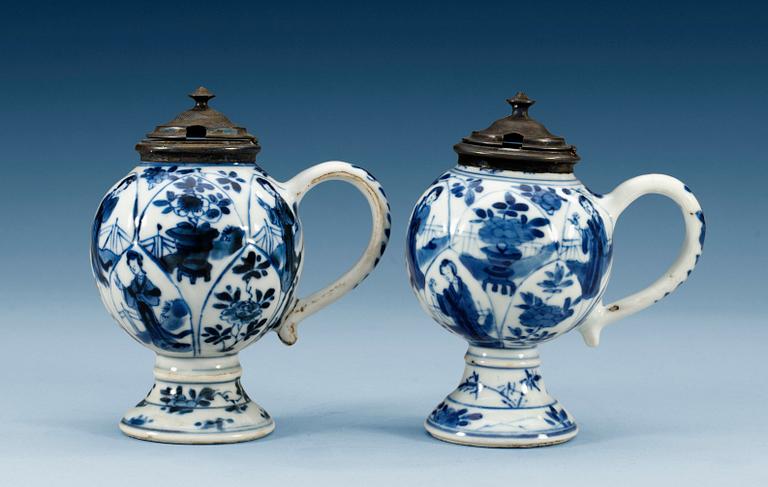 SENAPSKANNOR, två stycken, porslin. Qing dynastin, Kangxi (1662-1722).