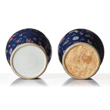 Urnor med lock, ett par, porslin. Qingdynastin, 1700/1800-tal.