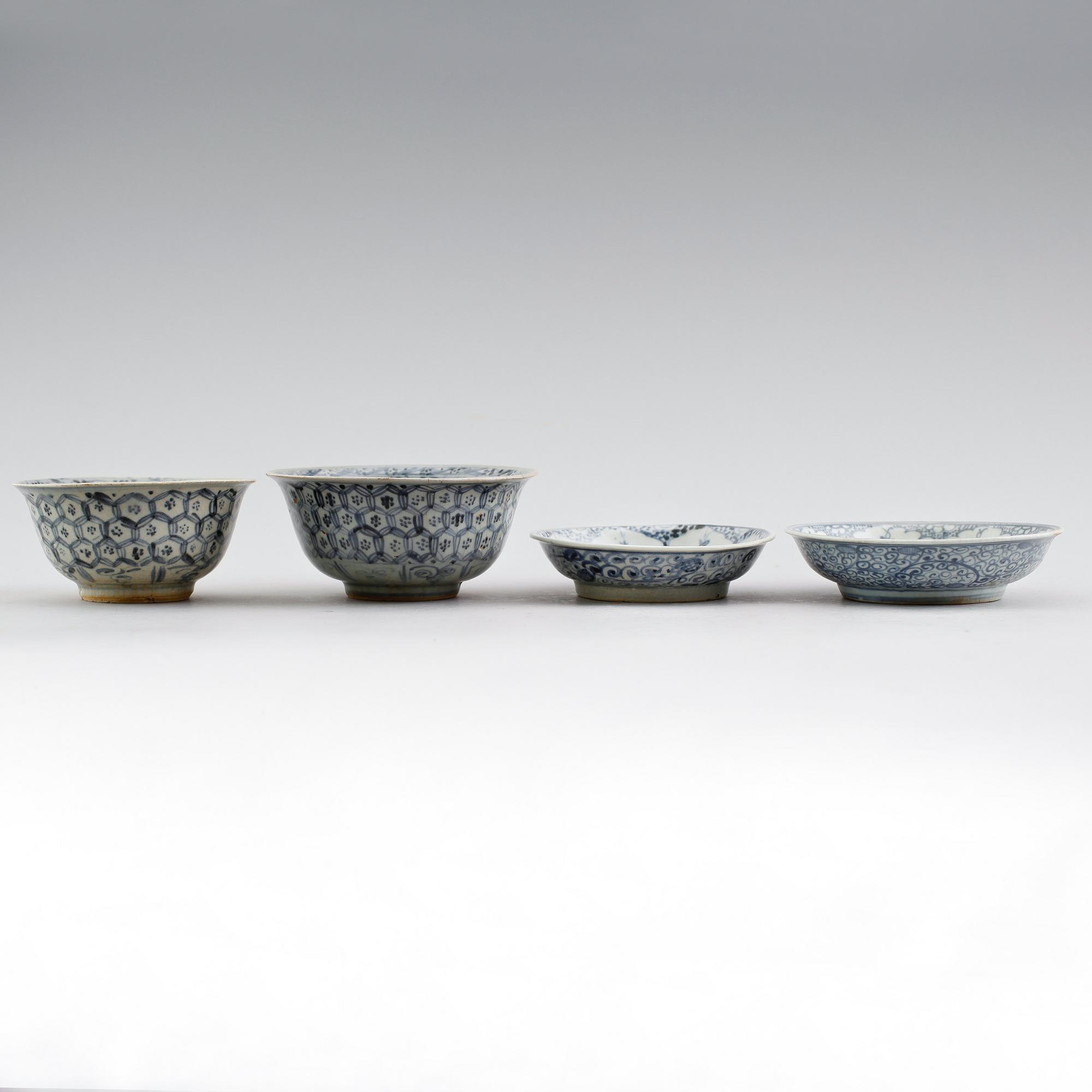 SKÅLAR, 2 st samt FAT, 2 st, porslin, Kina, Ming 1400-/1500-tal.