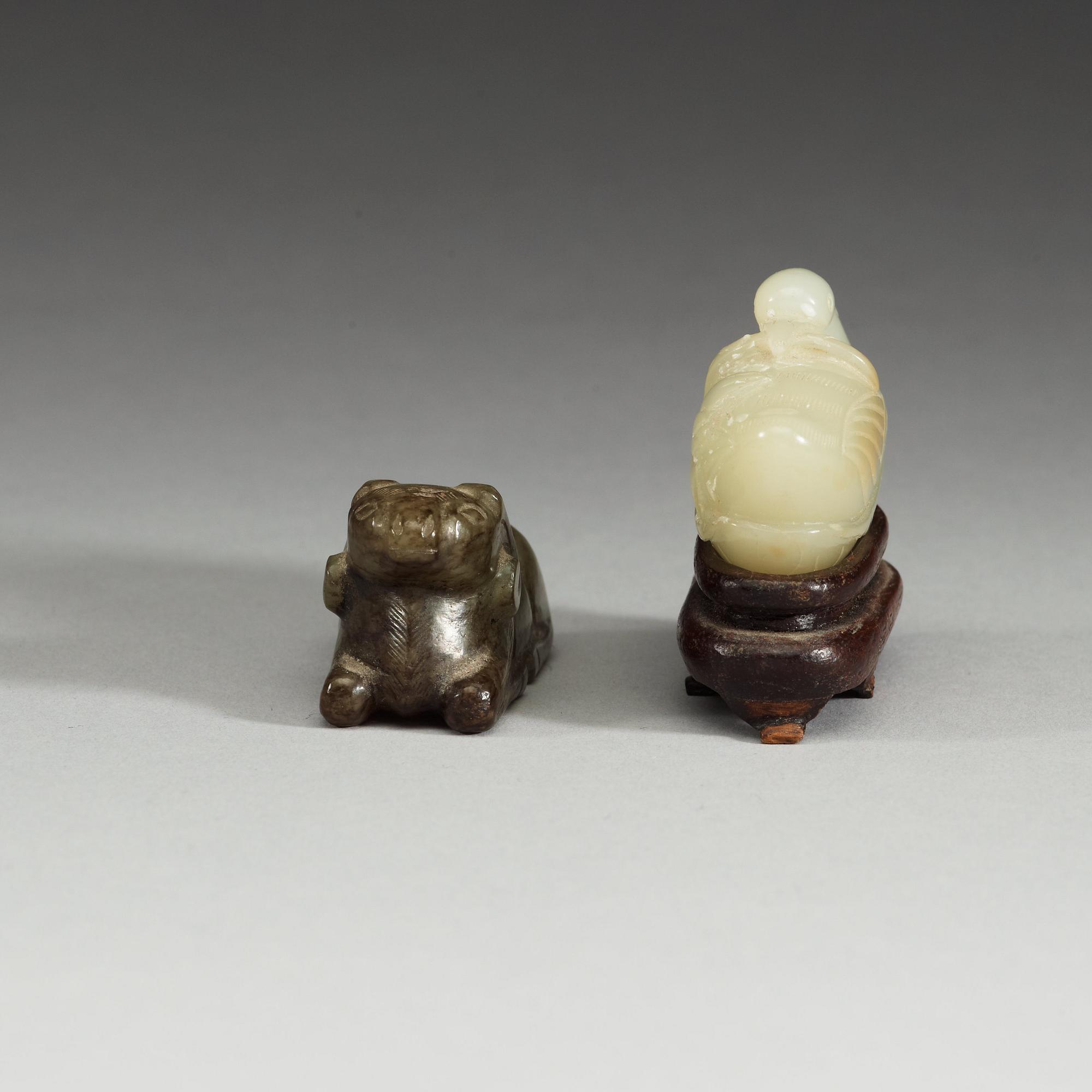 FIGURINER, två stycken, nefrit. Kina.