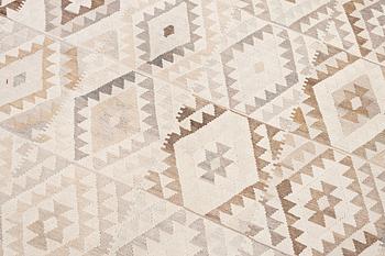 Matta, Kelim, ca 290 x 272 cm.