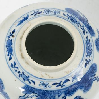 Bojan samt vas, porslin, Kina, Qingdynastin, 1800-tal.