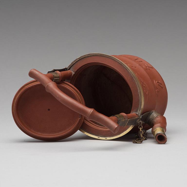 TEKANNA med LOCK, yixinggods med metallmontering. Qingdynastin, troligen 1700-tal.