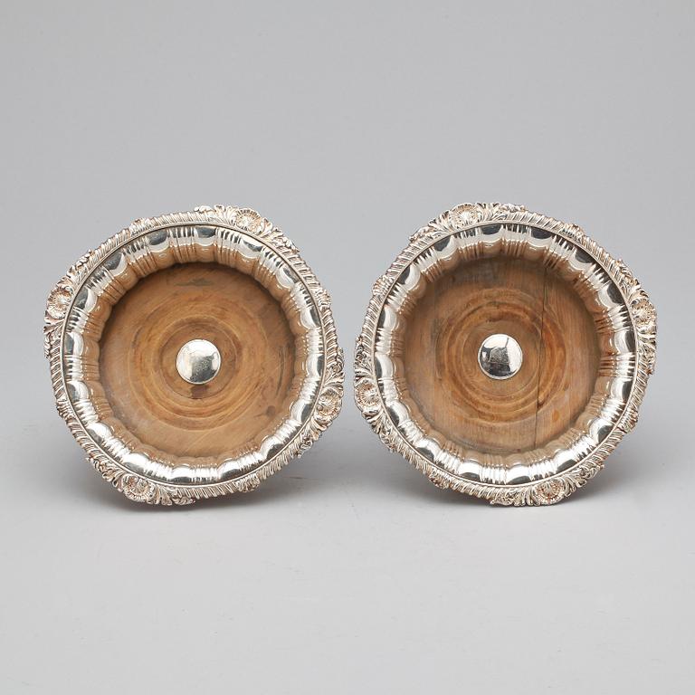 COASTERS, ett par, nysilver, England, 1900-talets andra hälft.